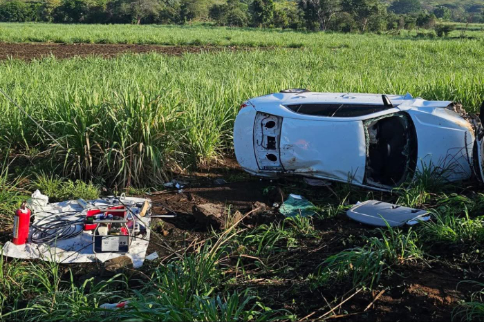 Tacámbaro: Rescatan a conductor tras volcadura de vehículo
