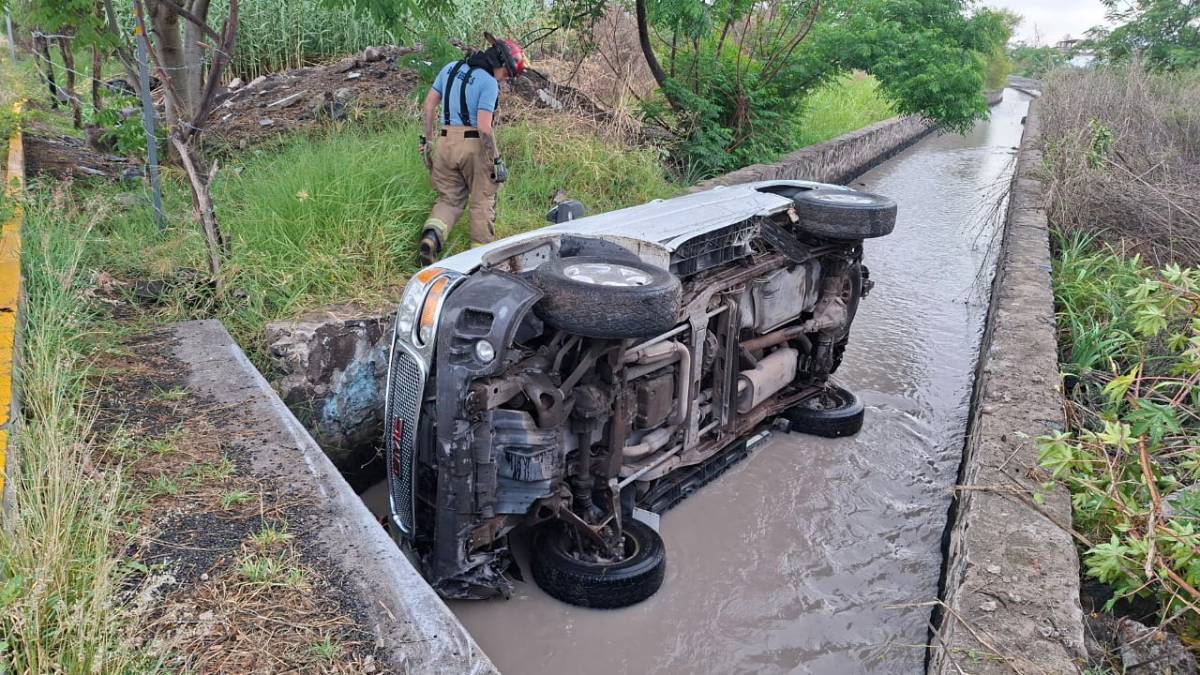 Tepic: Madre y bebé lesionados tras volcadura de automóvil