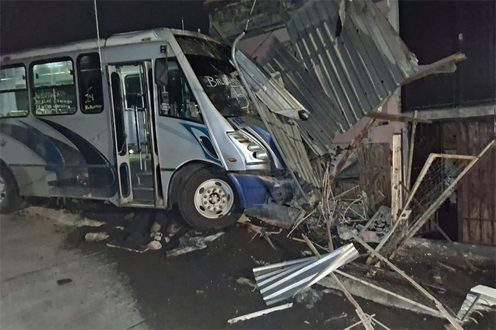 Uruapan: accidente de camión urbano daña vivienda local