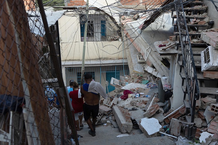 Venezuela continúa búsqueda de sobrevivientes tras doble terremoto
