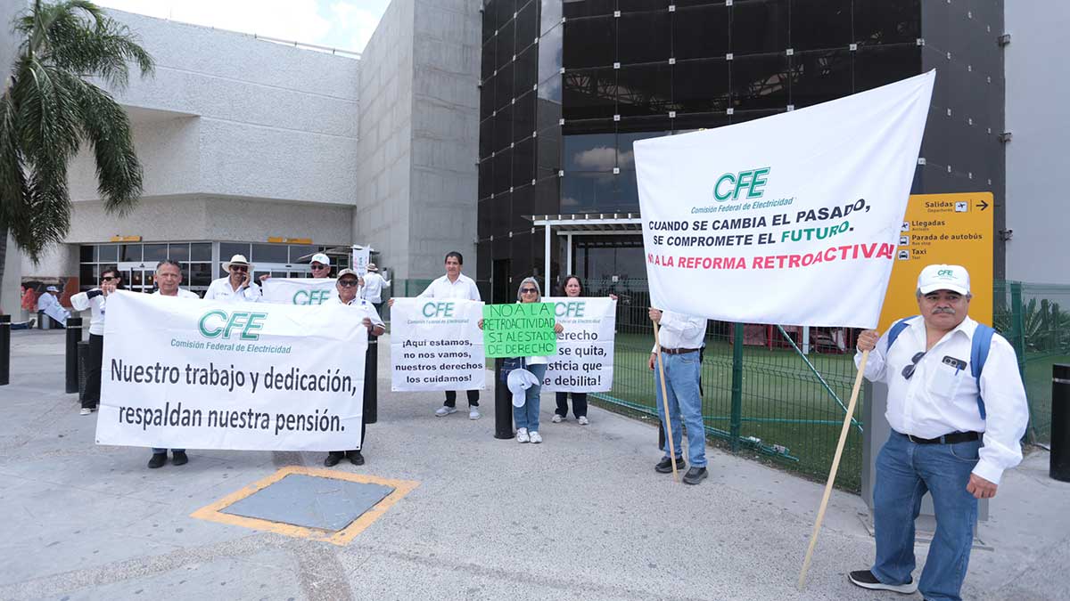 Veracruz: Jubilados de la Comisión Federal de Electricidad protestan