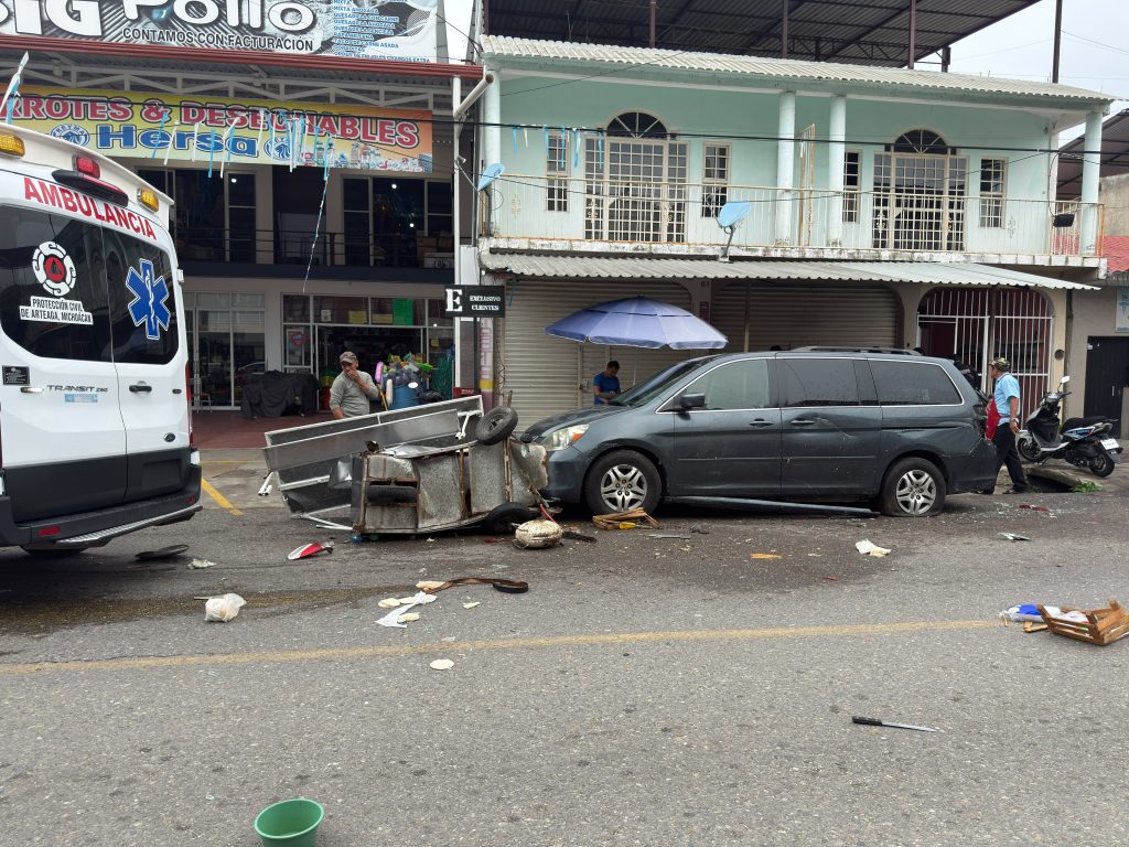 Arteaga: Conductor ebrio atropella a taquero y colisiona con vehículos