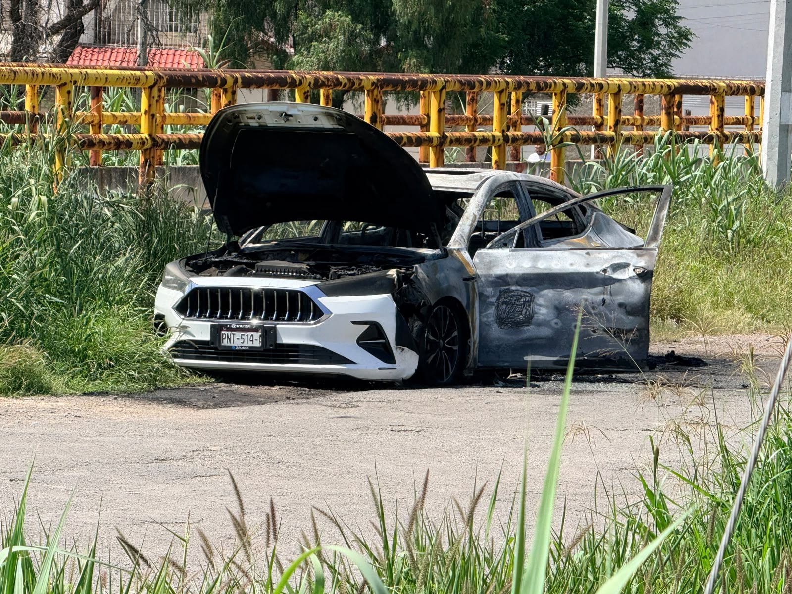 Chofer de Uber asaltado y su unidad quemada en León, Guanajuato