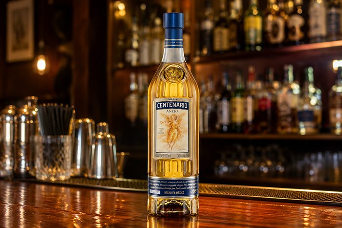 Cofepris advierte sobre falsificación del Tequila Gran Centenario Añejo