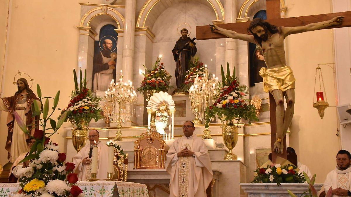 El padre Alberto Murgia conmemora 25 años de sacerdocio en Cuerámaro