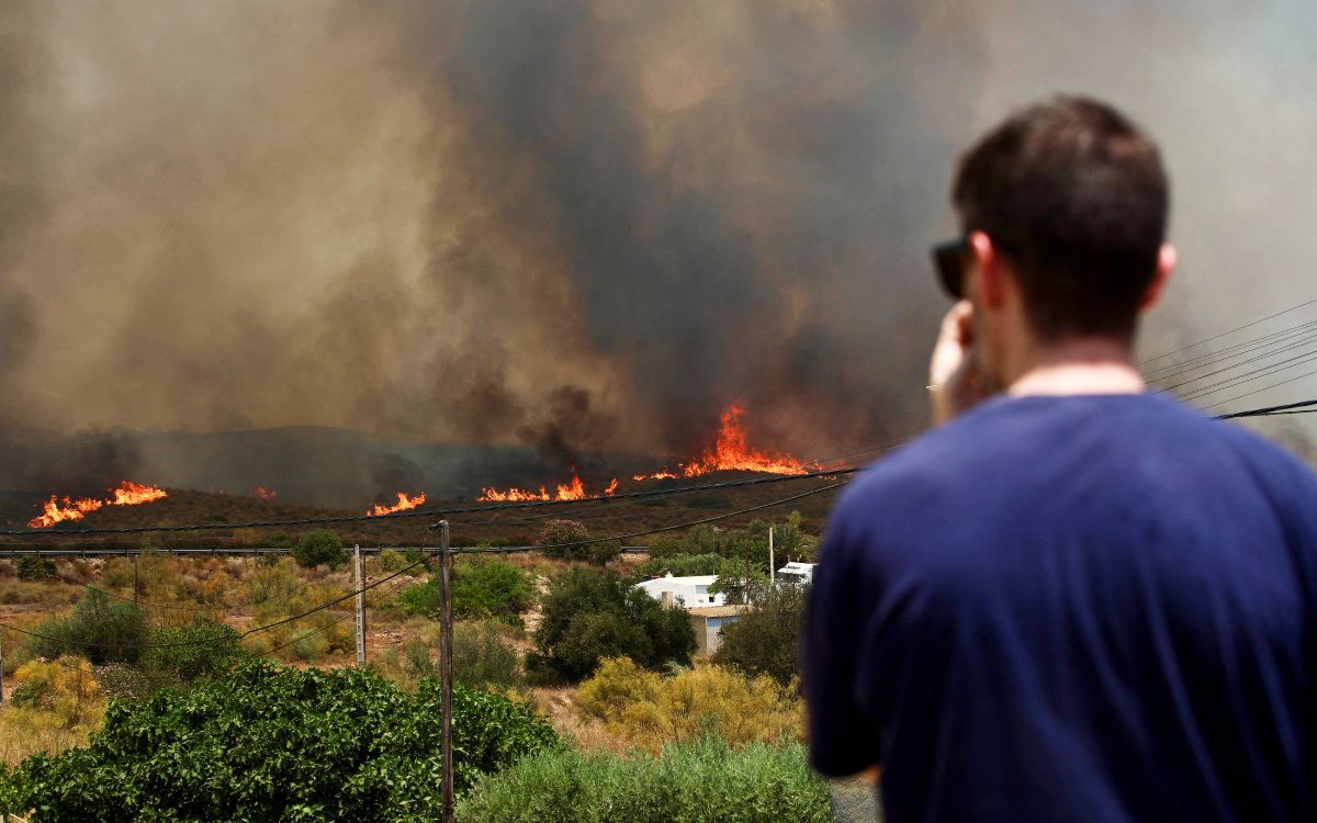 España y Francia enfrentan crisis de incendios forestales con evacuaciones masivas