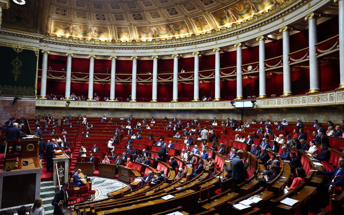 Francia implanta prohibición de redes sociales para menores de 15 años