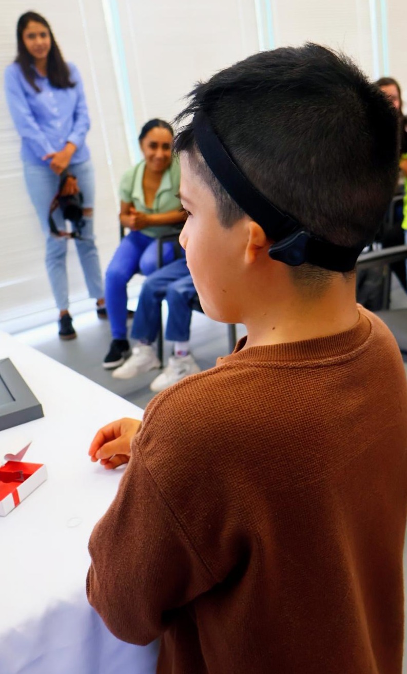 Gobierno de la Gente entrega dispositivos auditivos en [Municipio] a niños con discapacidad