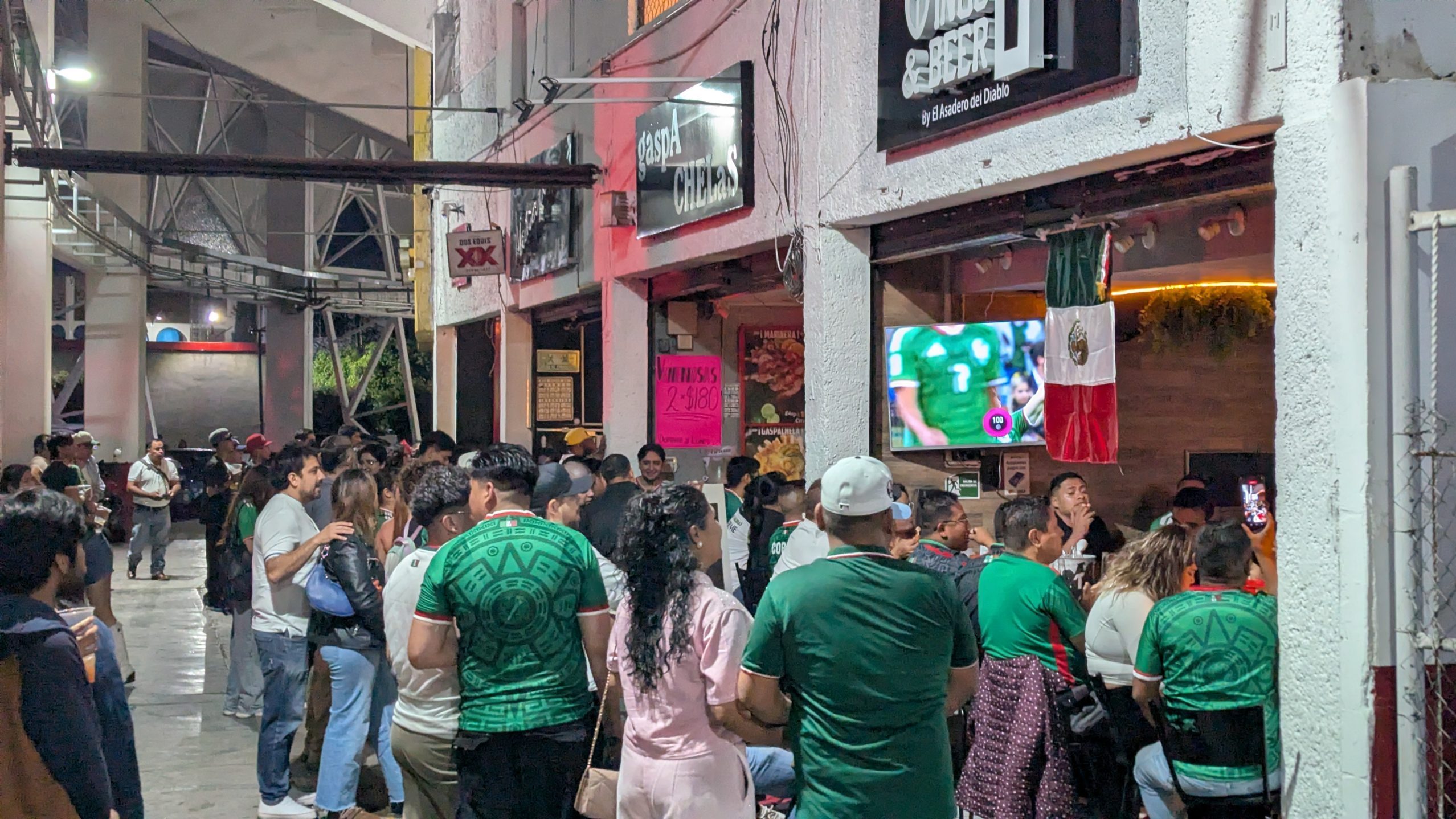 Guanajuato: Bares y restaurantes llenos durante duelo del Tri