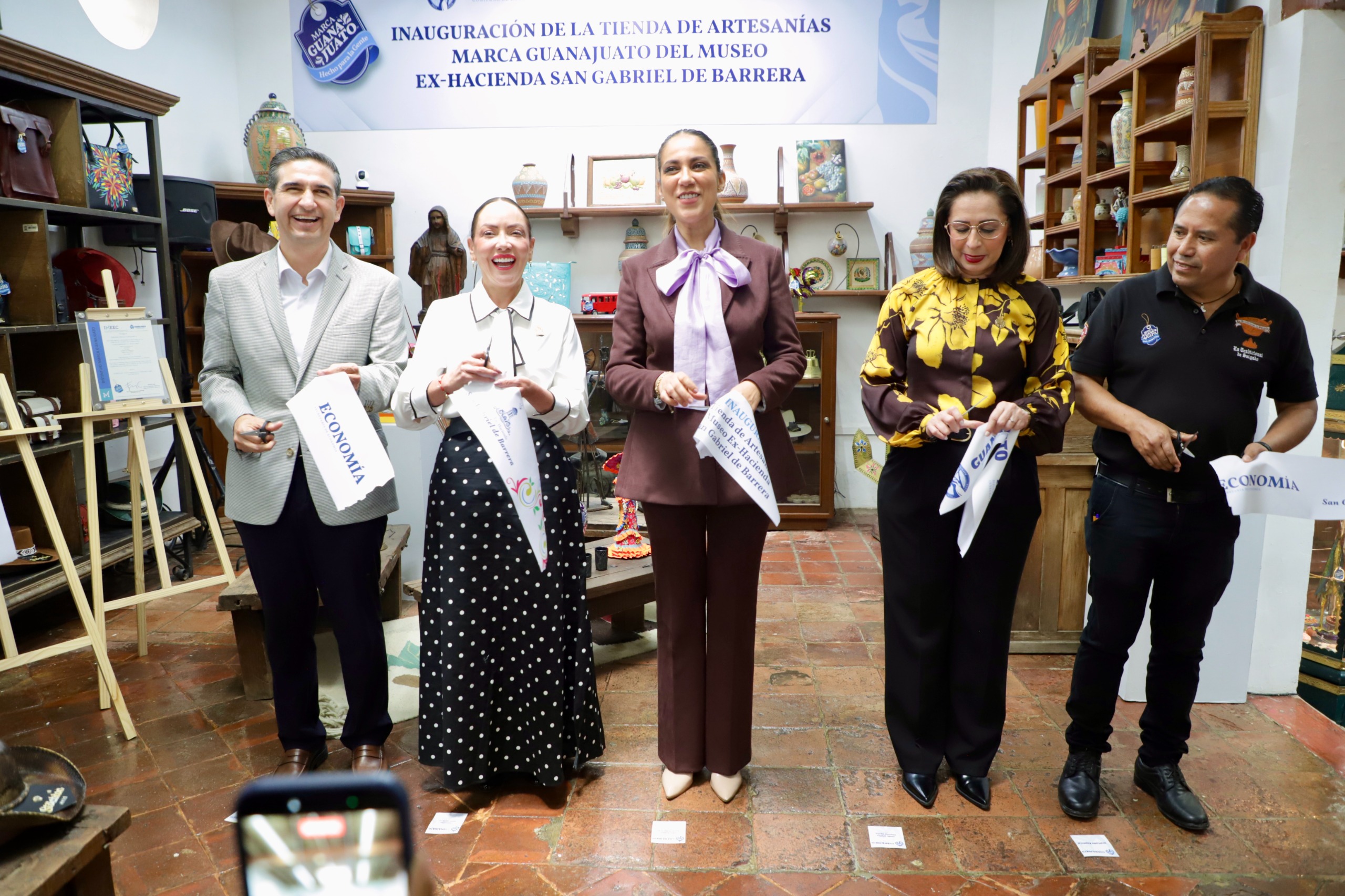 Guanajuato: Reconocimiento al DIF Estatal e inauguración de tienda de artesanías