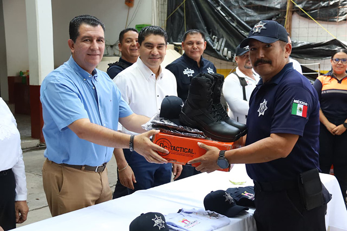 Huetamo: Nuevos uniformes para equipos de seguridad y Tránsito