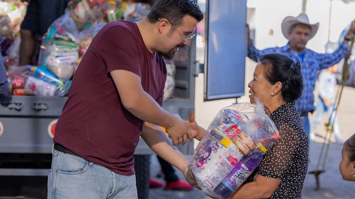 Job Gallardo distribuye mil despensas en comunidades de Abasolo.