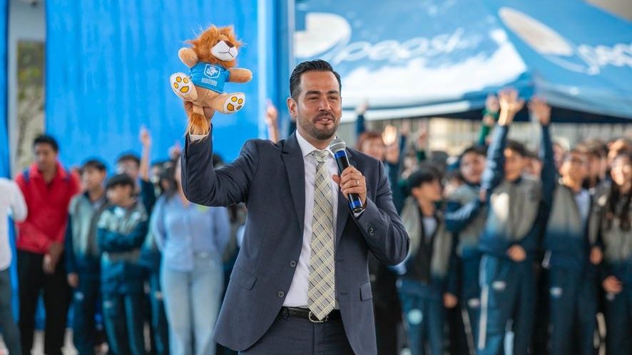 León denuncia a reportero por investigar irregularidades locales