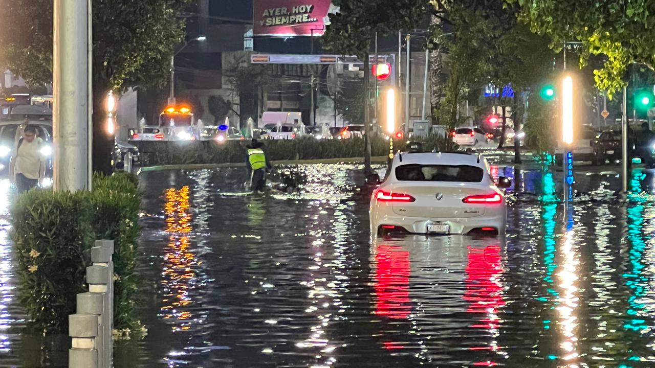 León: Ocho bulevares inundados y decenas de autos varados por lluvia