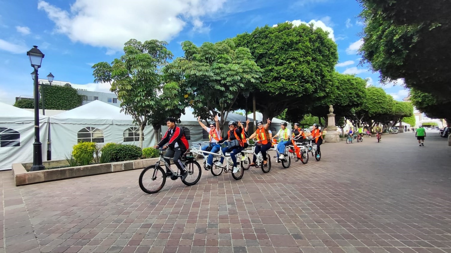 León ofrece paseo en bicicleta y adopción de mascotas para familias