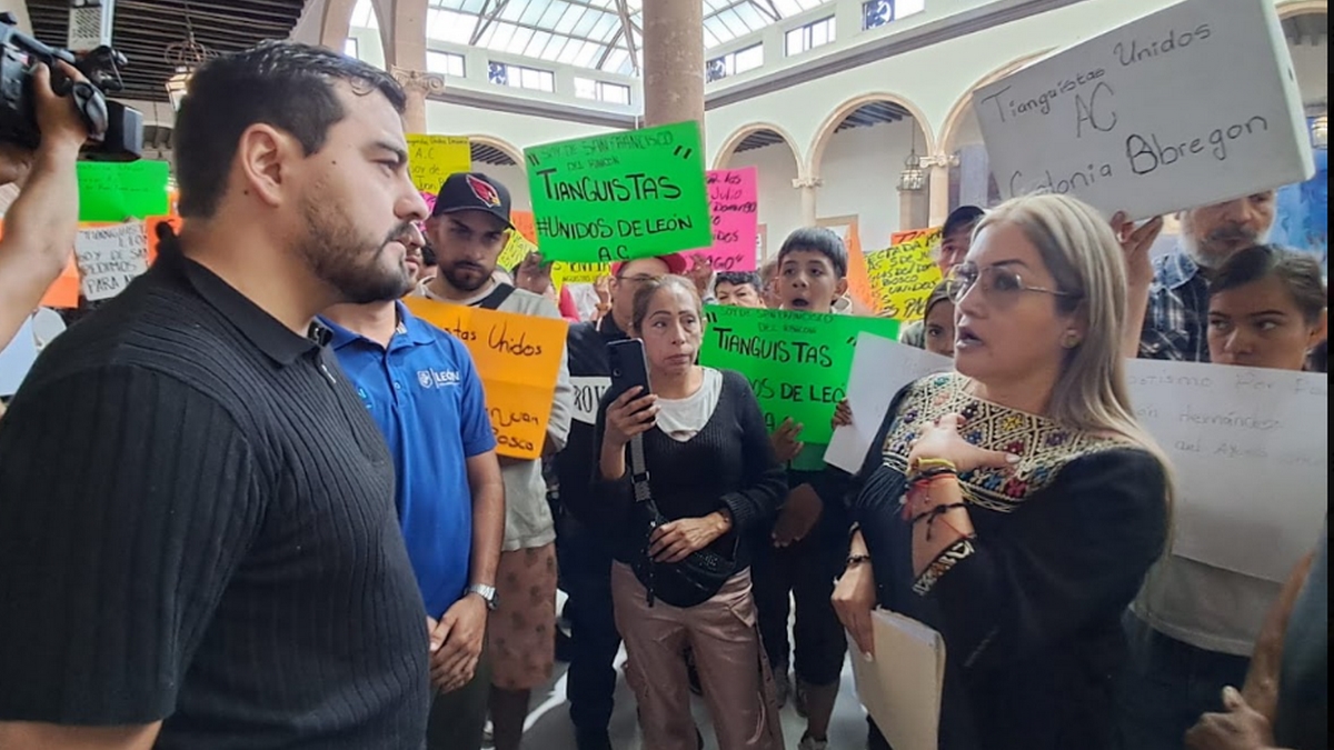 León: Tianguistas protestan para combatir la corrupción local