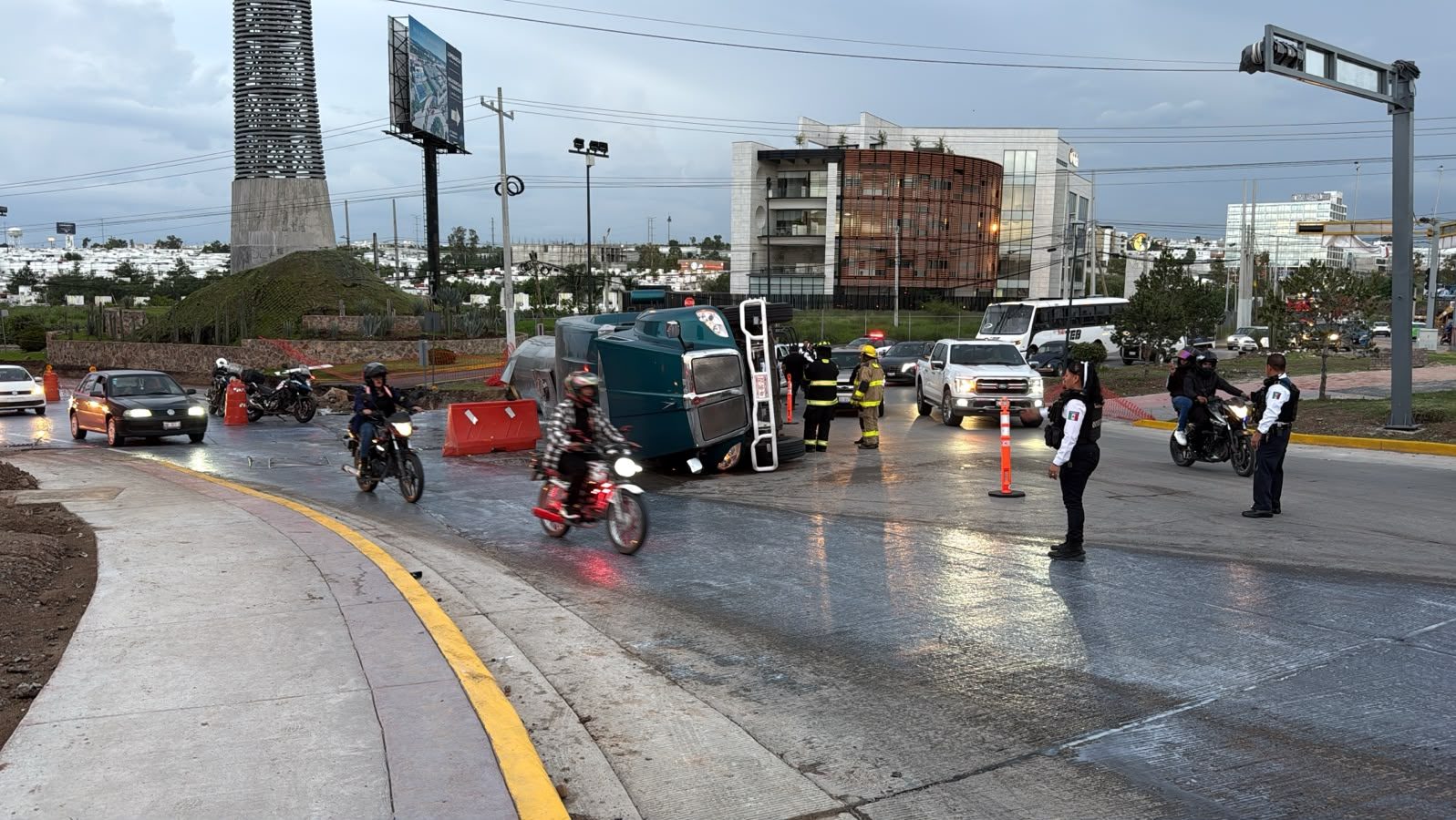 León: volcadura de pipa causa cierre en la glorieta de La Antorcha