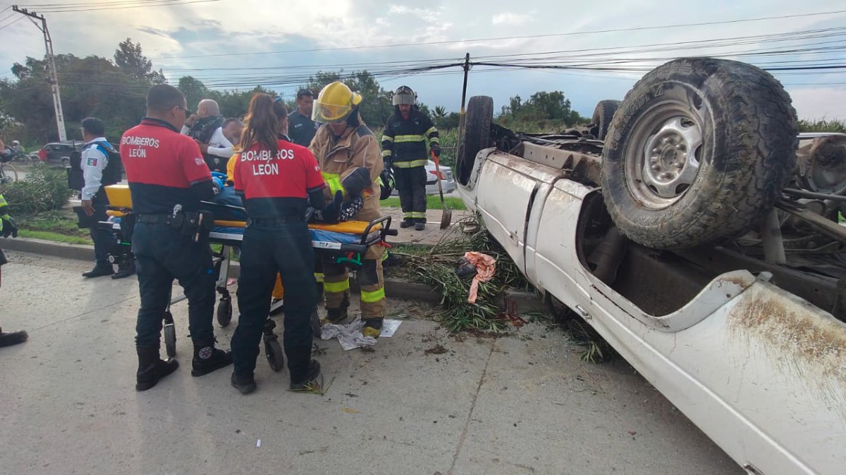 León: Volcadura en Las Joyas causa lesiones graves a conductor