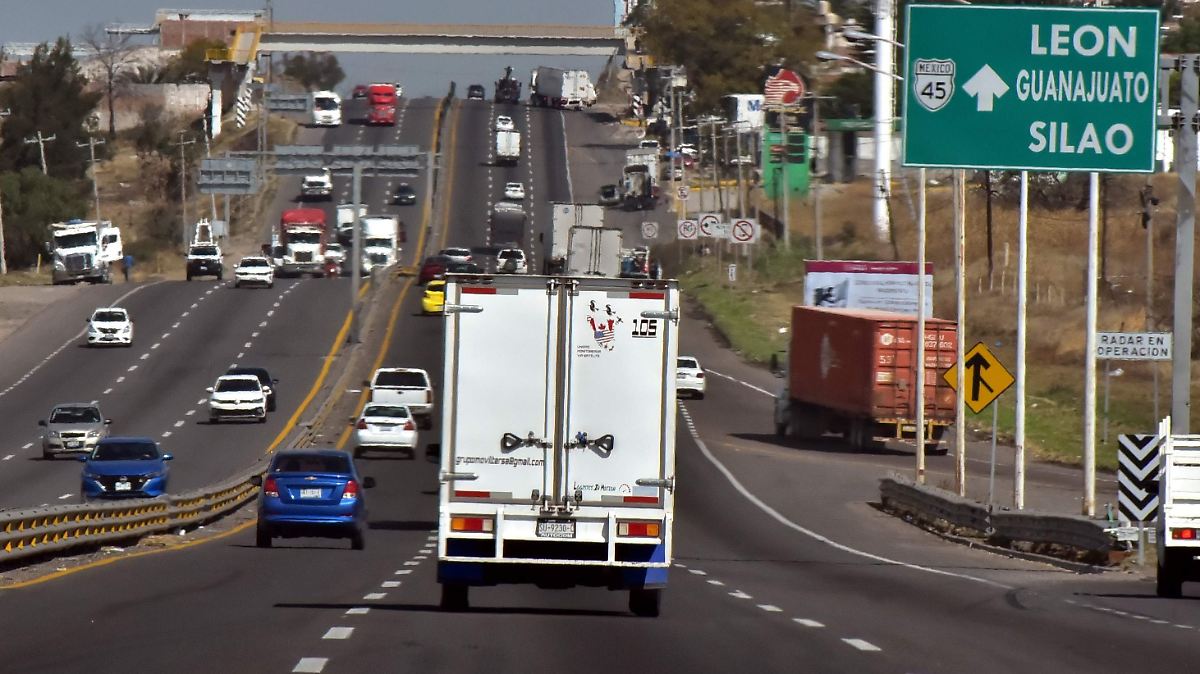 Lluvias agravan deterioro en la carretera León-Irapuato; SICT planea rehabilitación