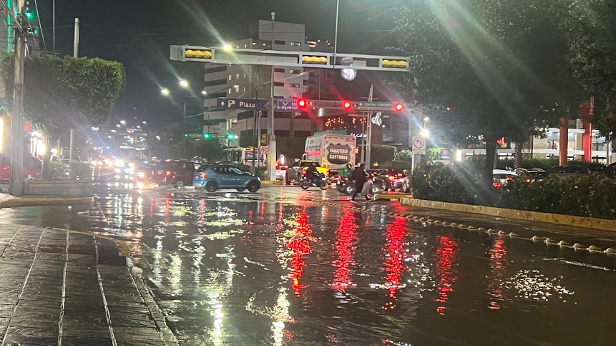 Lluvias en León generan caos vial y desborde de drenajes