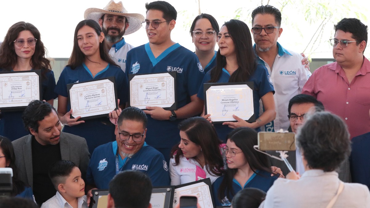Médicos del Hospital de Mascotas de León reciben reconocimiento por aniversario