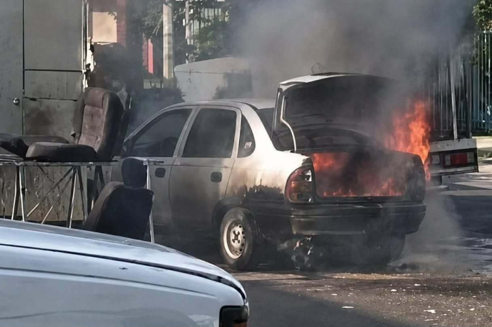 Morelia: Vehículo se incendia en la colonia Leandro Valle
