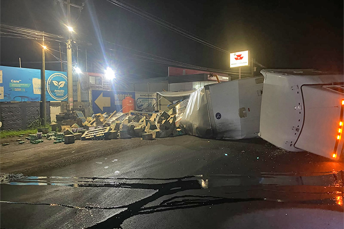 Morelia: Vuelca tráiler en la carretera Morelia-Salamanca, tráfico lento en Tarímbaro