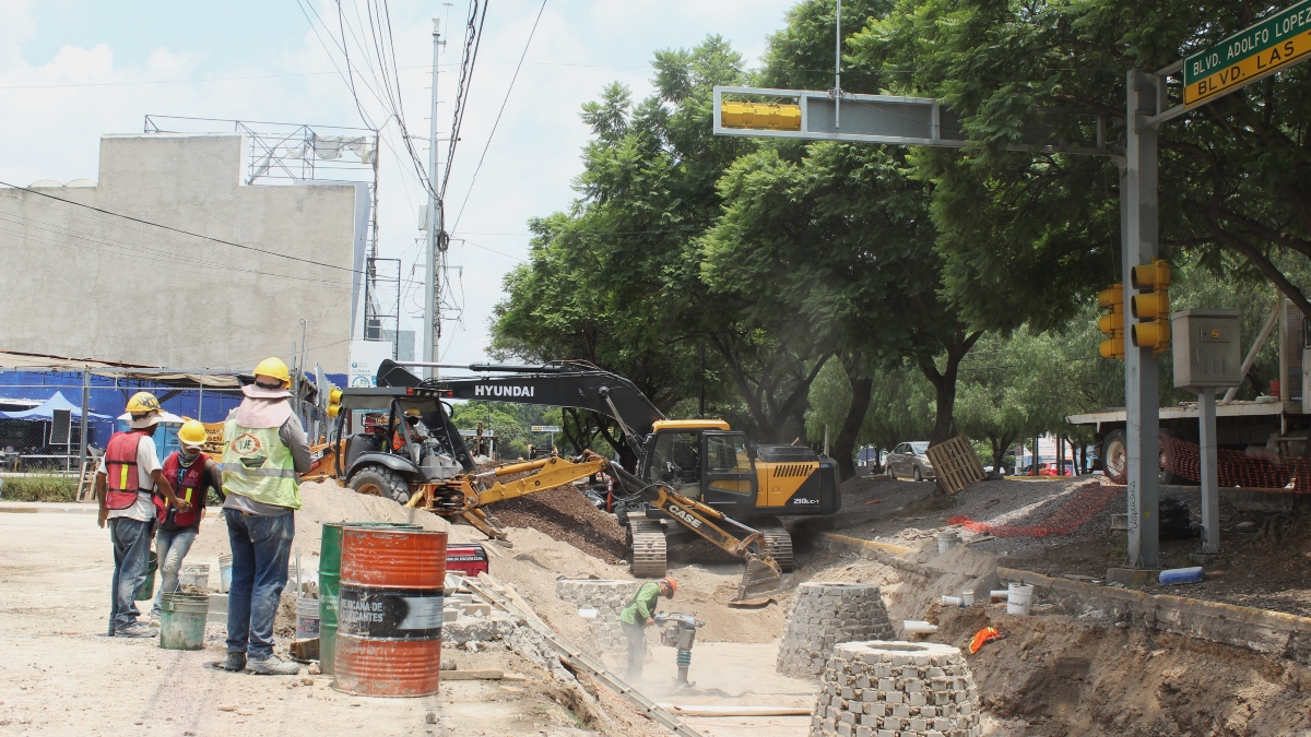 Obras de SAPAL complican el tráfico y afectan comercios en León