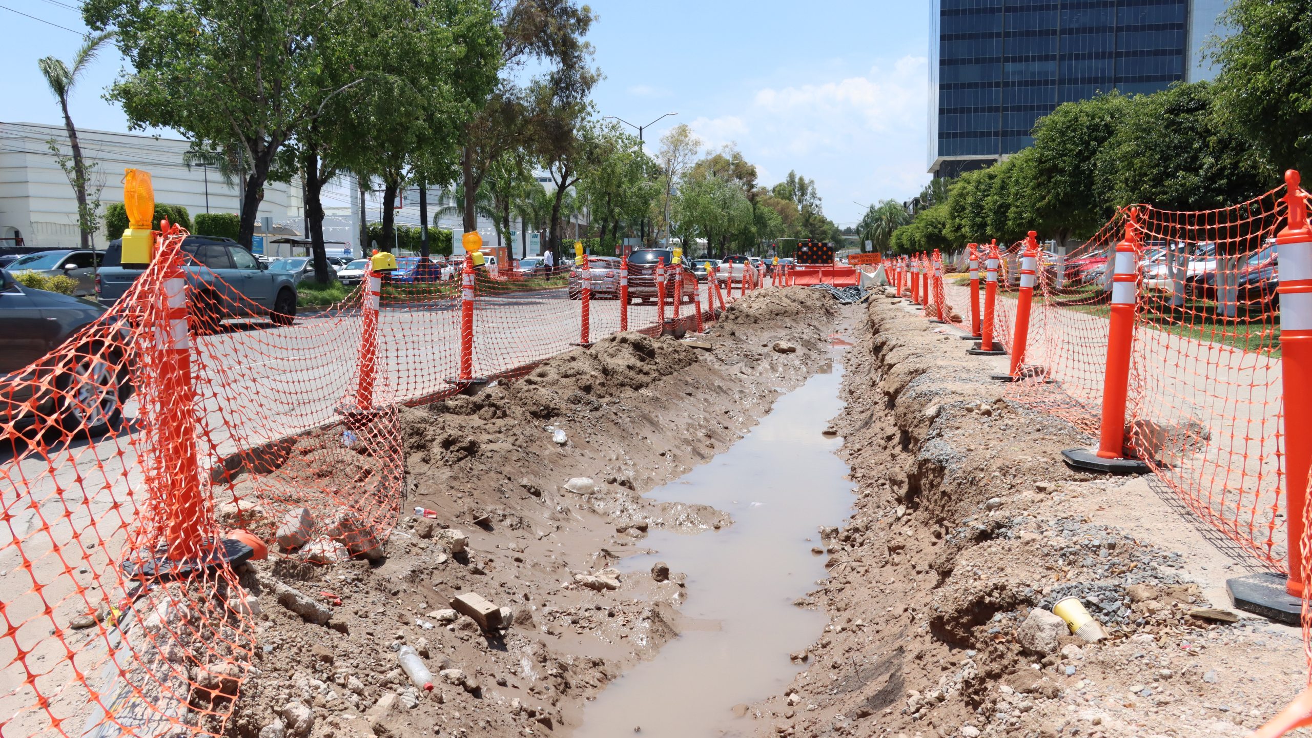 Obras en el bulevar Clouthier generan congestión vehicular en León