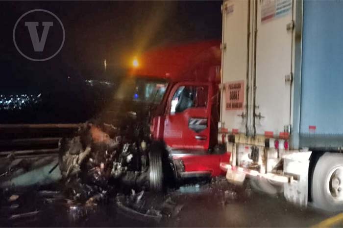 Pátzcuaro: Accidente entre tractocamiones en autopista Cuitzeo