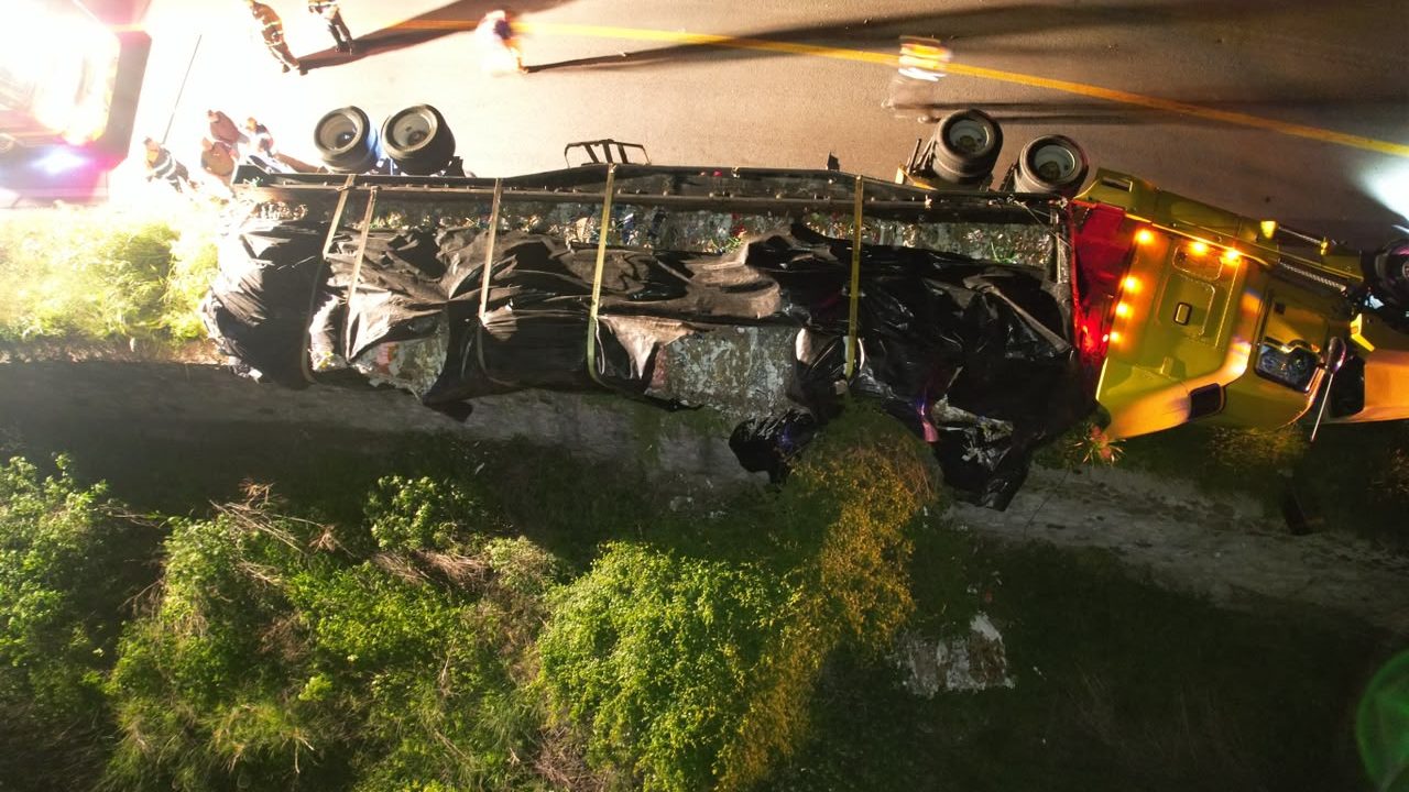 Purísima del Rincón: Vuelca tractocamión en carretera local