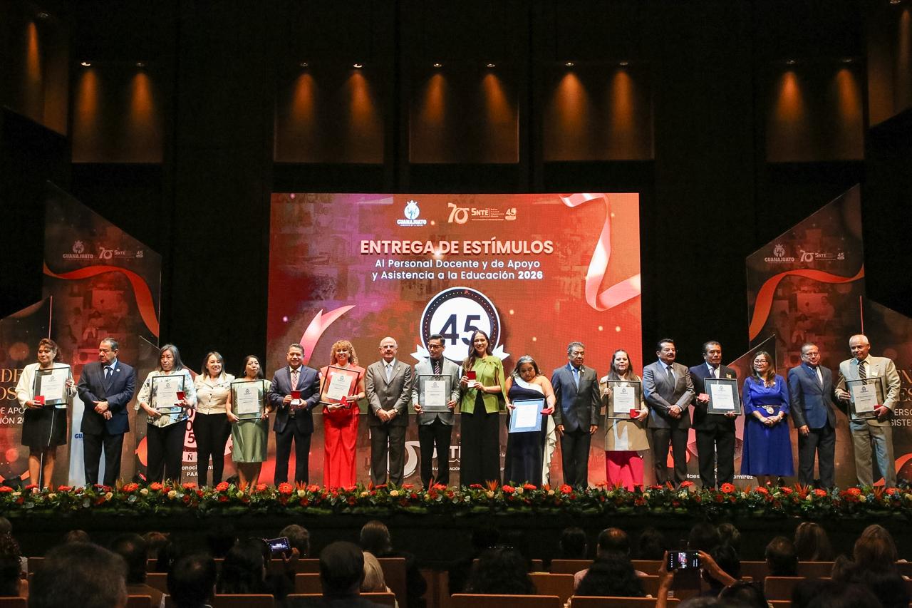 Reconocen en Guanajuato a Docentes con 30 a 50 años de Trayectoria