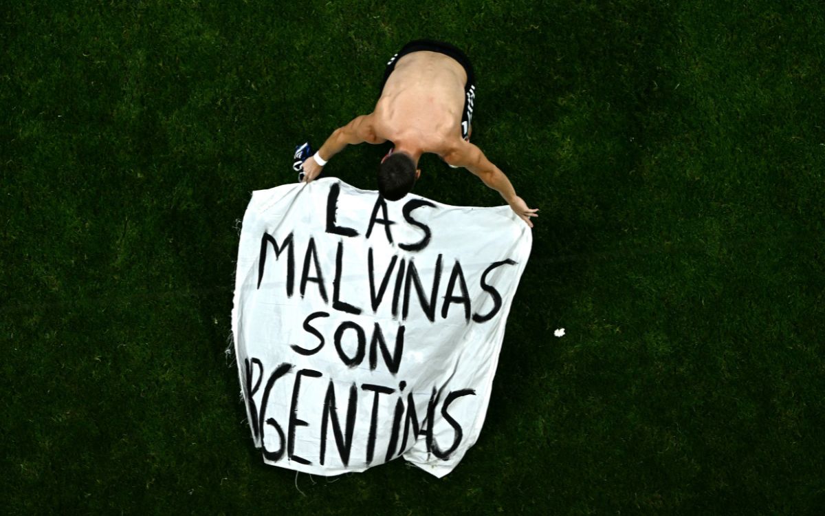Reino Unido solicita investigación sobre pancarta en Argentina