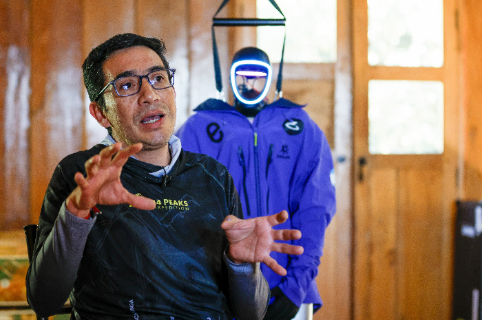 Robots humanoides rompen récord mundial en escalada del Chimborazo