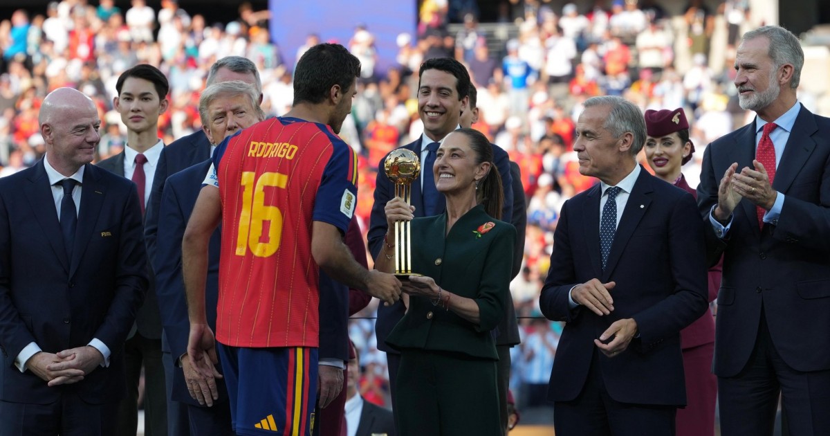 Sheinbaum entrega el Balón de Oro a Rodri tras la victoria de España