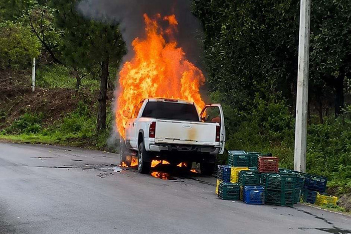 Tancítaro: Incendio de camioneta transportando aguacate en carretera
