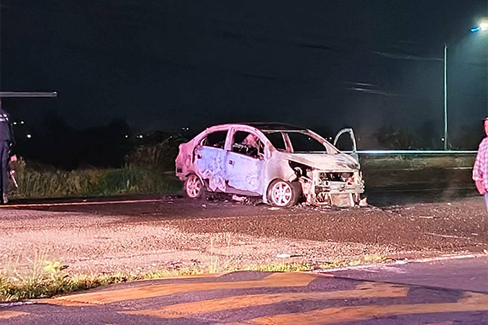 Tarímbaro: Incendio de vehículo interrumpe la carretera Tarímbaro–Álvaro Obregón