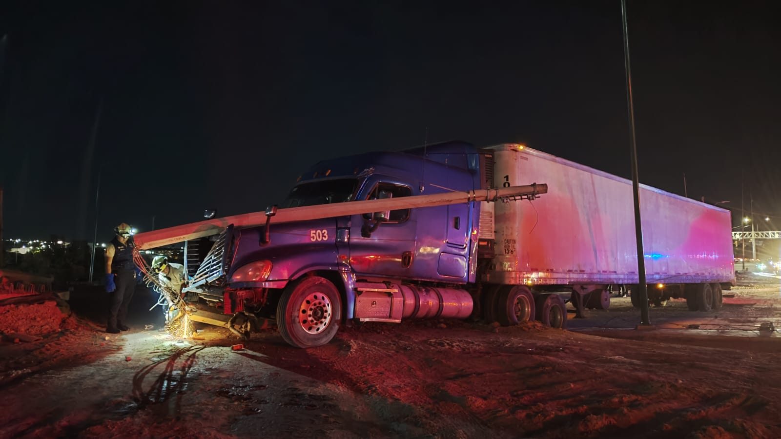 Tráiler sin frenos choca contra poste en colonia La Antorcha, León