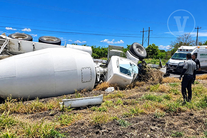 Buenavista: Vuelca camión revolvedor en carretera Apatzingán
