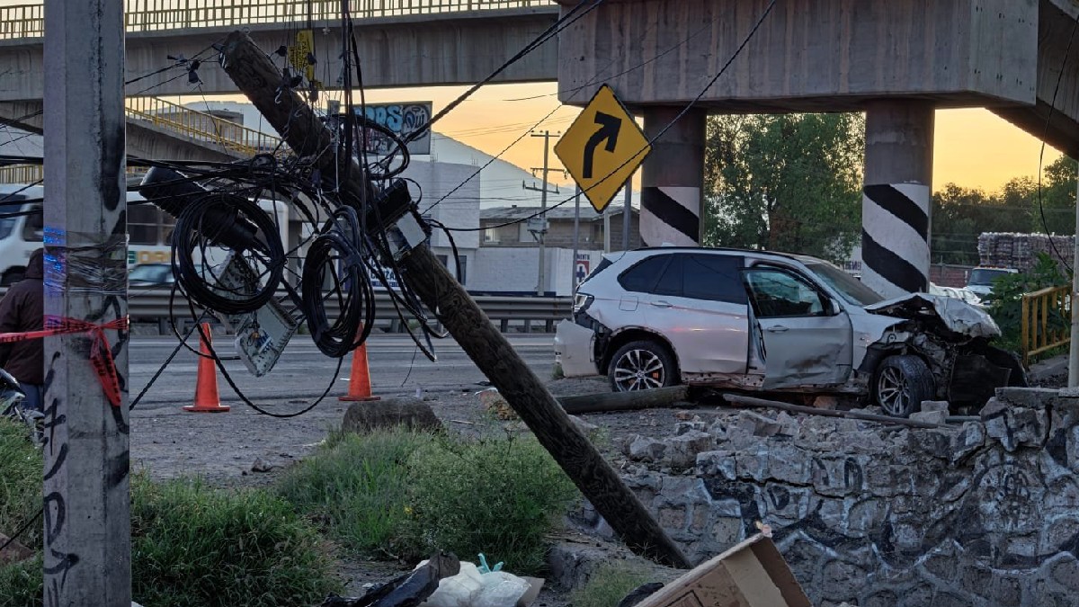 Camioneta BMW destrozada tras choque en carretera Silao-Irapuato