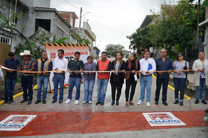 Charo inaugura la calle Hacia el Corral en San Antonio Corrales
