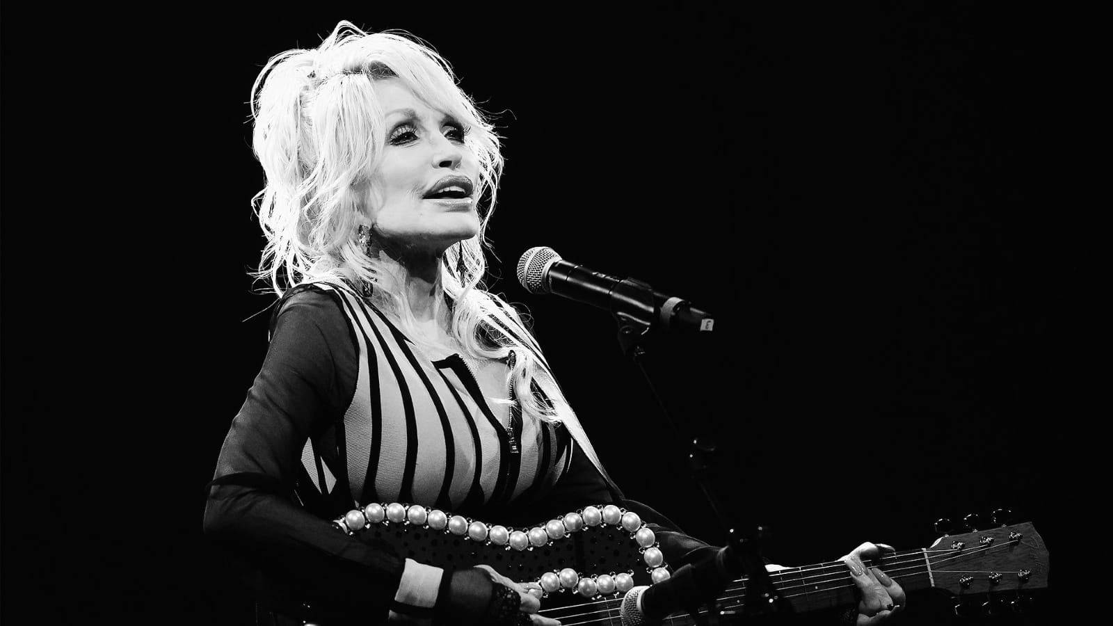 Dolly Parton trasciende límites como icónica superestrella del country