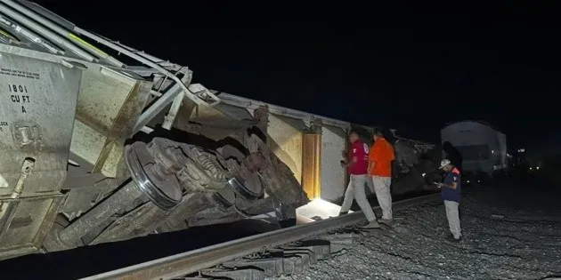 Durango: Descarrilamiento de tren provoca derrame de químico corrosivo