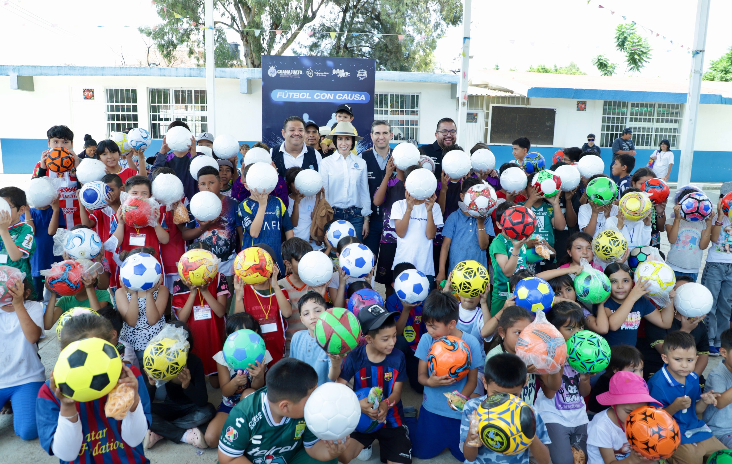 Gobierno del Estado entrega 6 mil balones a niños y jóvenes