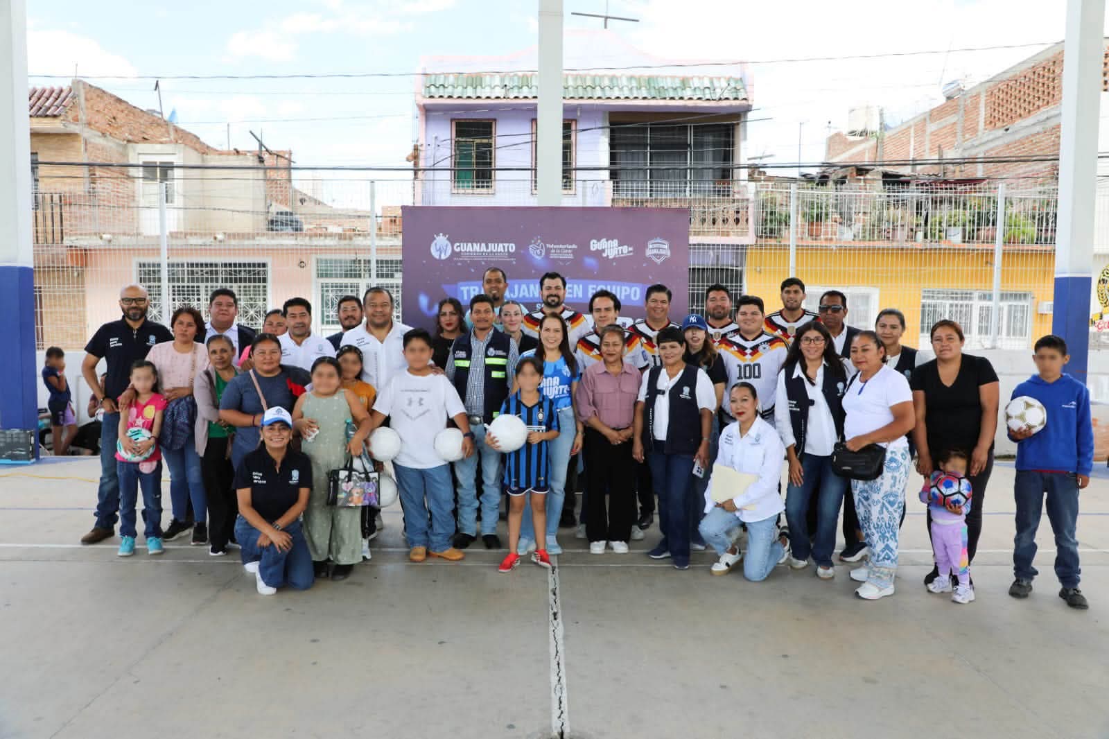 Guanajuato: Entrega de 200 balones en Silao por "Fútbol con Causa"