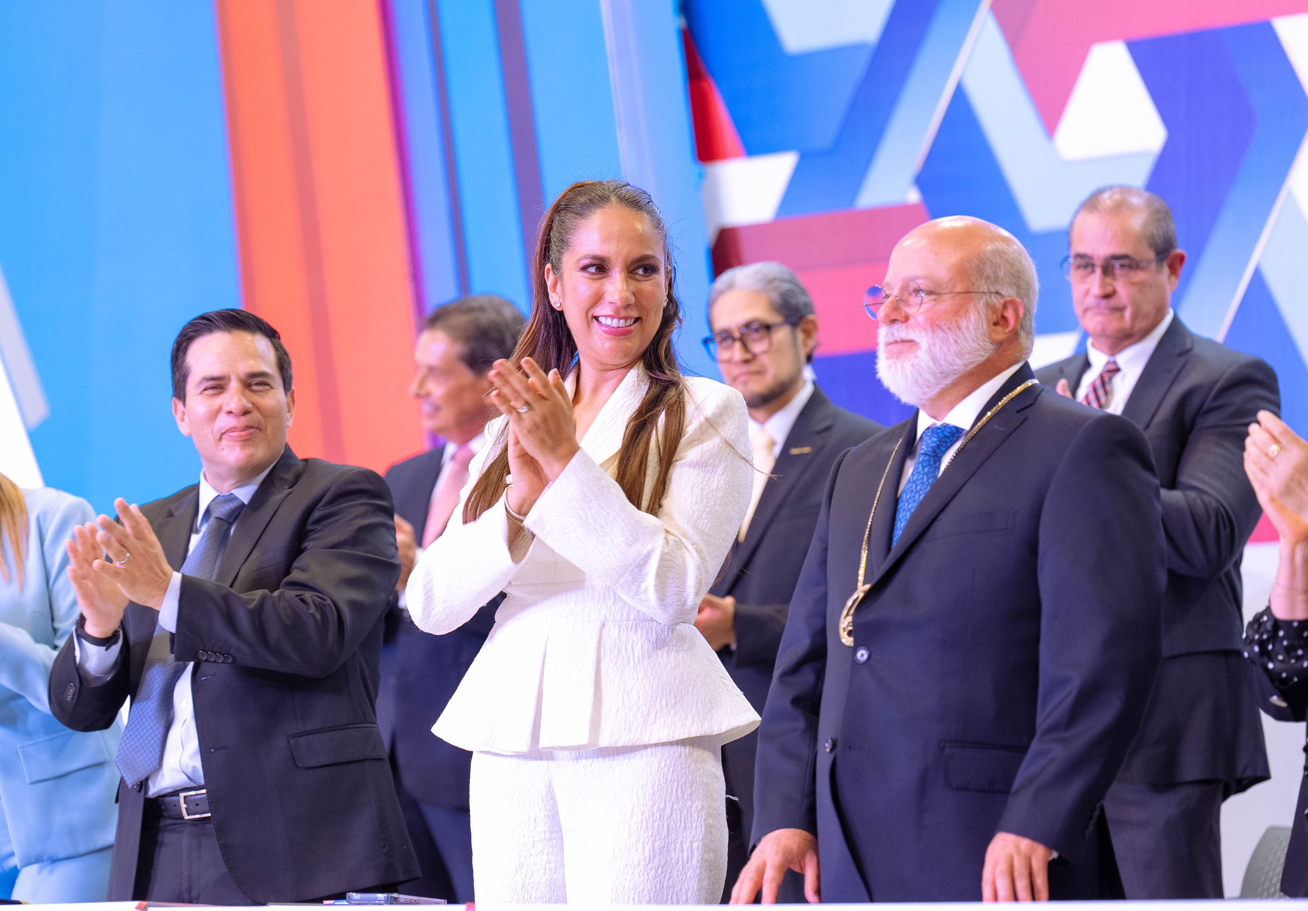 Guanajuato: Libia Dennise apoya a la comunidad de La Salle Bajío