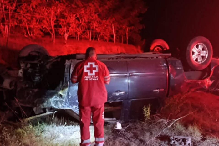 Huetamo: Vuelca camioneta Chevrolet en la carretera Huetamo-Ziritzícuaro