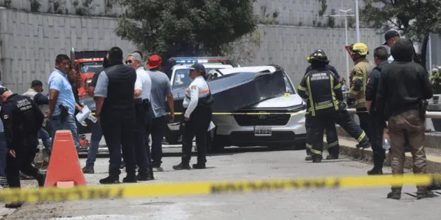Interlomas: Una persona muere tras caída de estructura sobre su auto