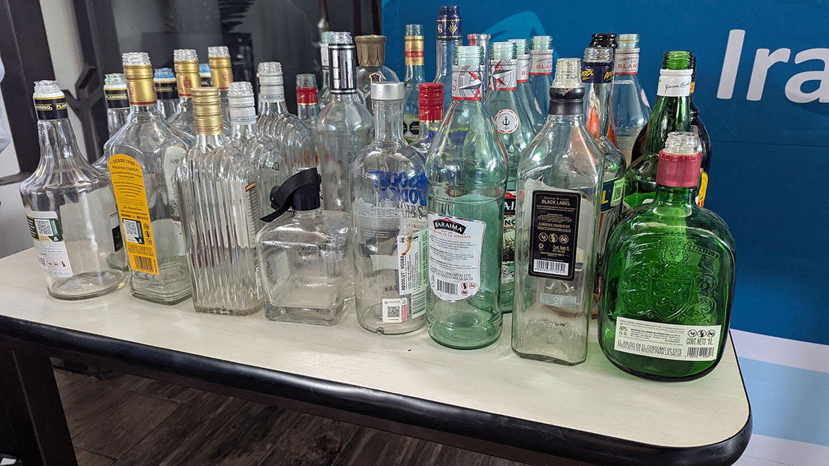 Irapuato: Destruyen envases para frenar el alcohol adulterado
