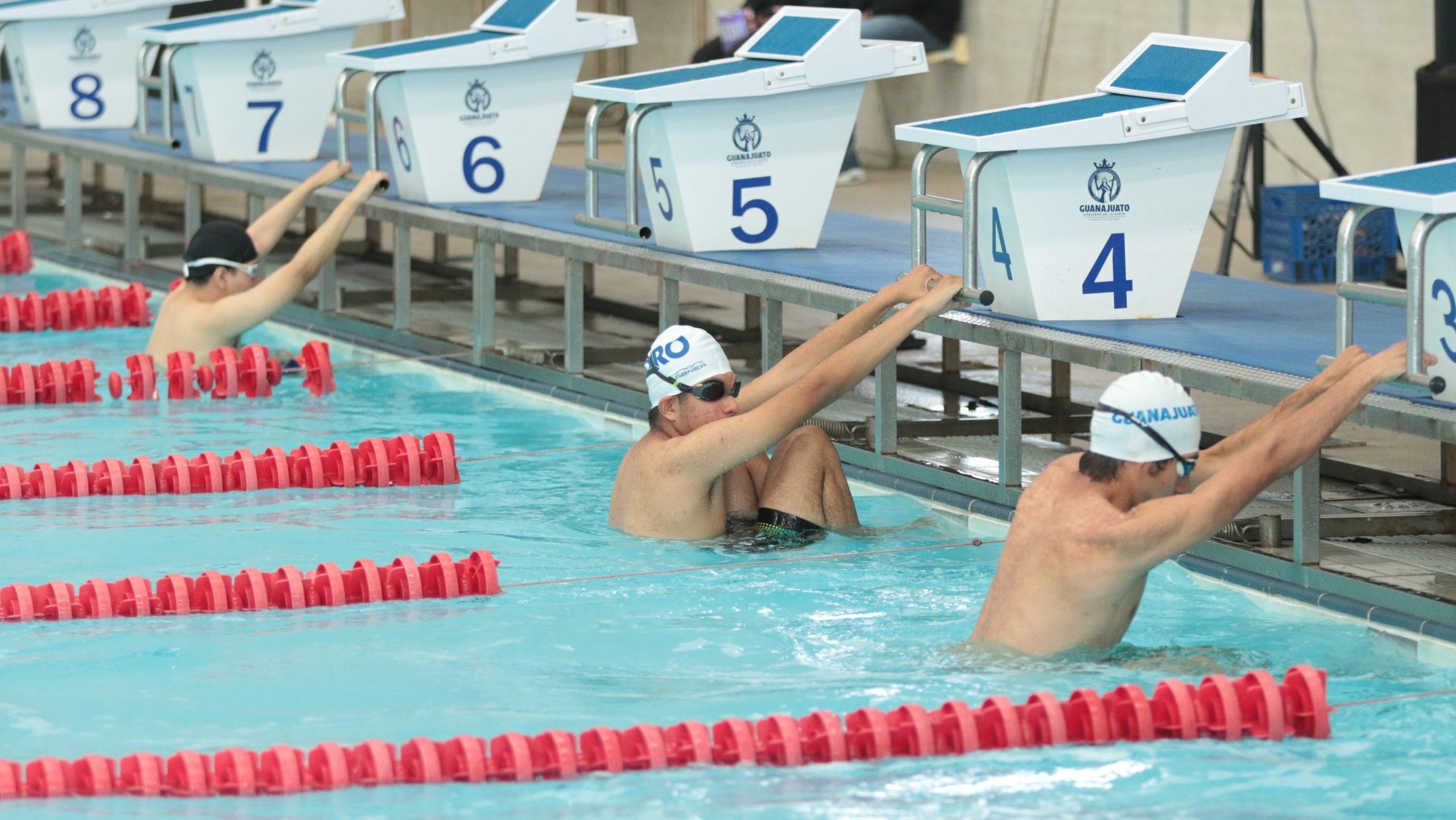 León apoya a nadadores adaptados en el Macrocentro 1
